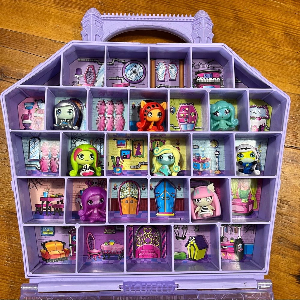 monster high house with 8 mini character figures